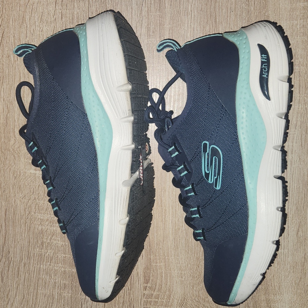 Skechers slip resistant work shoes. 7.5. Slip Resistant. - Picture 5 of 10